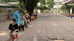 Trường Tiểu học Thủ Lệ phối hợp với UBND phường Ngọc Khánh xét nghiệm Covid-19 diện rộng