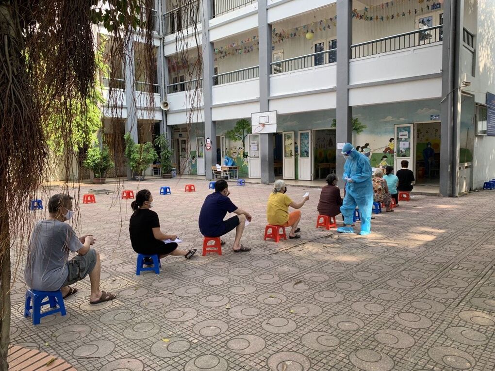 Trường Tiểu học Thủ Lệ phối hợp với UBND phường Ngọc Khánh xét nghiệm Covid-19 diện rộng