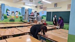 Trường Tiểu học Thủ Lệ tiến hành dọn vệ sinh,khử khuẩn các lớp học để sẵn sàng đón các con học sinh đi học trở lại