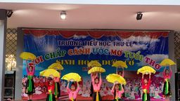 Sinh hoạt dưới cờ của chi đội lớp 5D