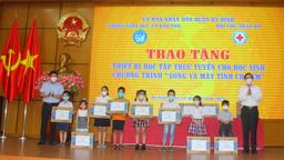 Quận Ba Đình trao tặng thiết bị học tập trực tuyến cho học sinh khó khăn