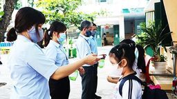Hà Nội yêu cầu giáo viên, học sinh đeo khẩu trang từ nhà đến trường