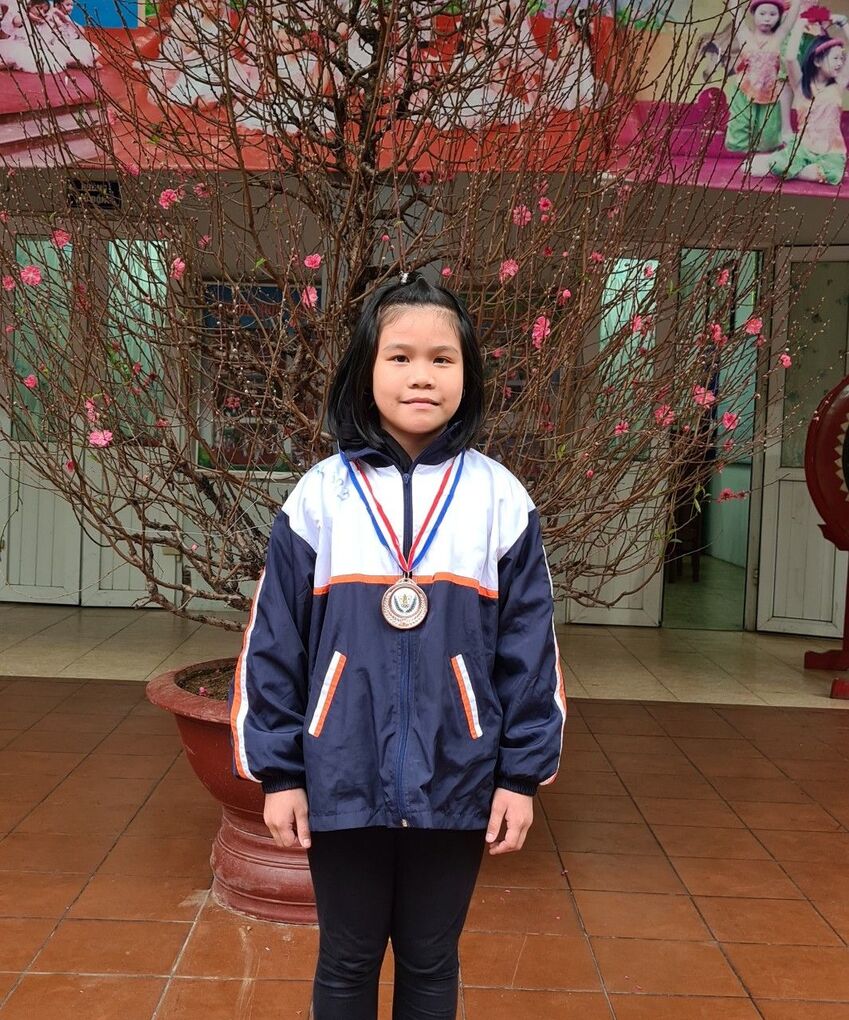 Bạn Trần Thu Hường - lớp 5D đạt giải Ba bật xa nữ cấp Quận