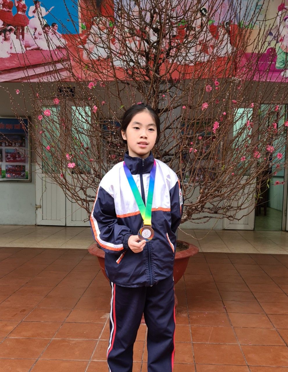 Bạn Lê Ngọc Linh - lớp 5A đạt giải Ba đôi nữ đá cầu cấp Quận