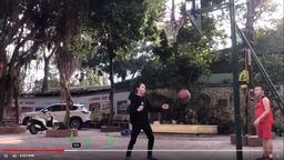 Học sinh trường TH Thủ Lệ thử sức tại mini game" Bóng rổ trong vòng 1 phút"