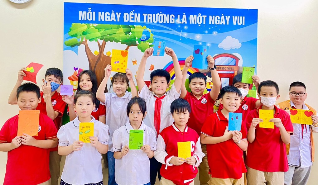 Những tấm thiệp nhỏ chứa đựng lời yêu thương của học sinh Tiểu học Thủ Lệ gửi tới bà, tới mẹ, tới cô giáo thân yêu nhân dịp 20/10.