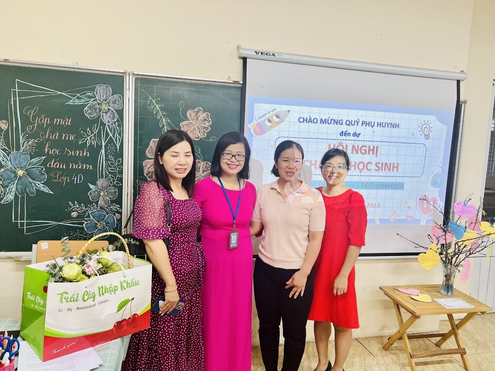 Buổi họp PHHS đầu năm của các cô giáo khối 4 trường Tiểu học Thủ Lệ: Kết nối - Yêu thương