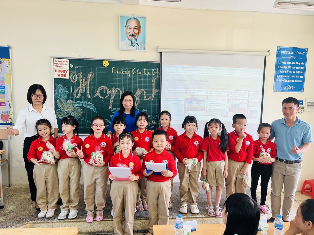 Chia sẻ yêu thương qua kì họp CMHS  đầu năm lớp 2C Năm học 2022-2023