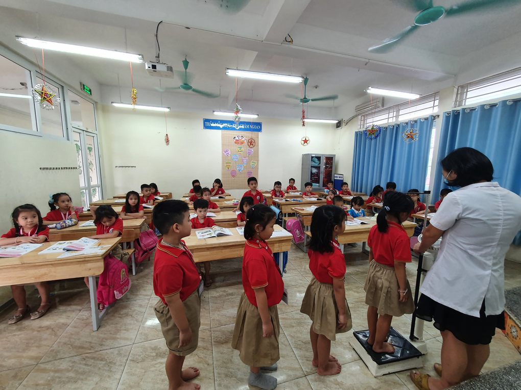 Trường TH Thủ Lệ cân đo sức khỏe cho học sinh đầu năm học 2022-2023