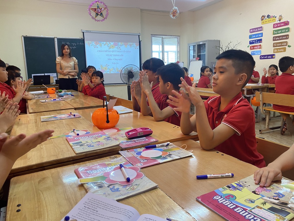 Thầy cô giáo khối 3 Trường Tiểu học Thủ Lệ tưng bừng hội giảng  chào mừng ngày  Nhà giáo Việt Nam 20/11