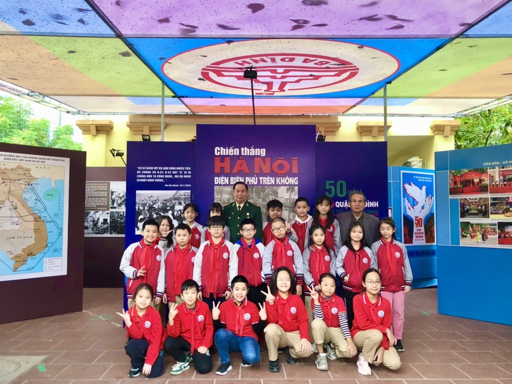 Theo dòng lịch sử, học sinh trường Tiểu học Thủ Lệ tham quan thực tế tại hồ Hữu Tiệp – “nơi an nghỉ” của “pháo đài bay” B52.