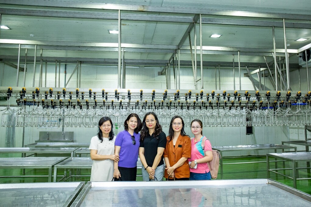 Trường Tiểu học Thủ Lệ tăng cường thực hiện kiểm soát nguồn cung ứng thực phẩm cho bếp ăn