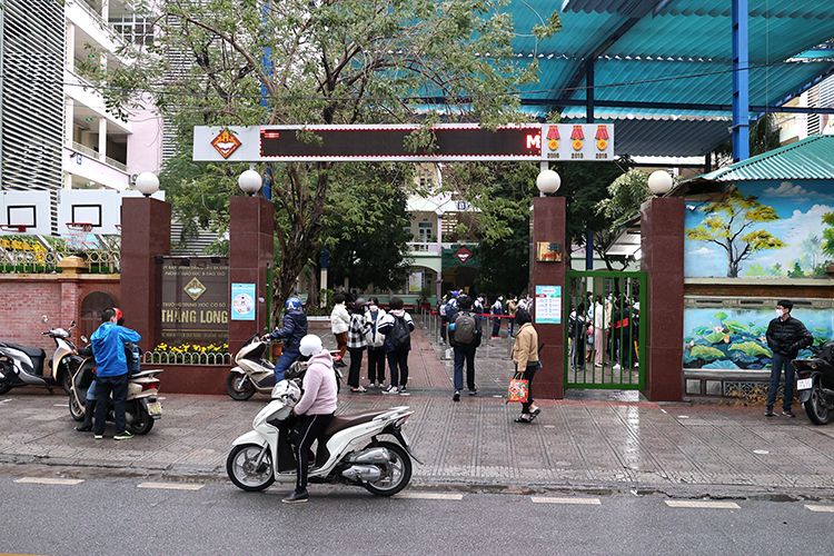 Học sinh Hà Nội háo hức trong ngày đến trường sau đợt học online kéo dài