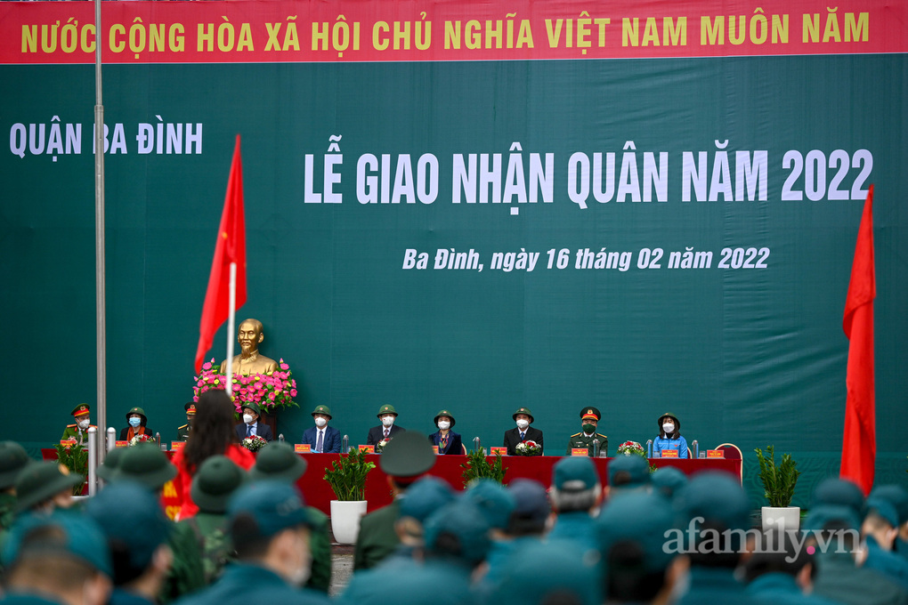 Mẹ nước mắt nhạt nhòa đội mưa dặn dò con trai trước khi lên đường nhập ngũ