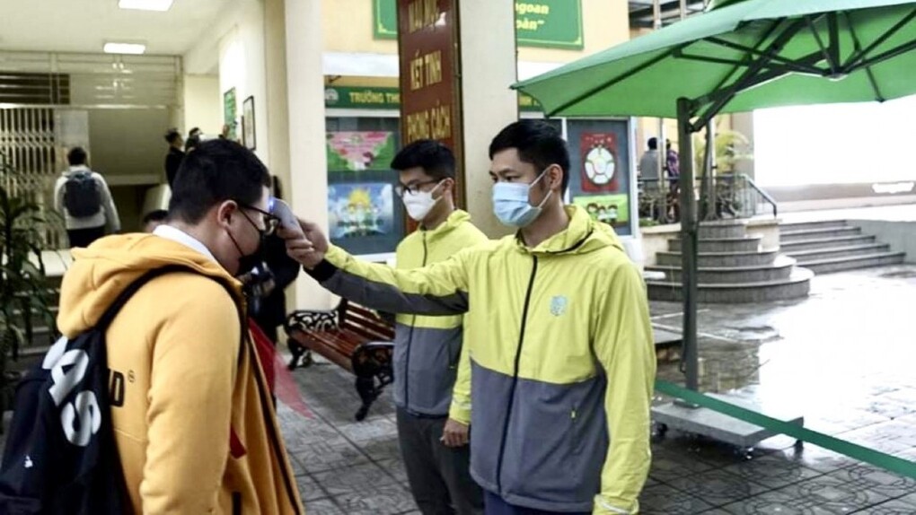 Học sinh bỡ ngỡ trong ngày đầu tiên trở lại trường