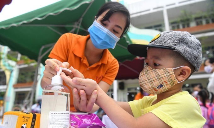 Cách nào giúp con không bị lây khi bạn chung lớp mắc cúm A?