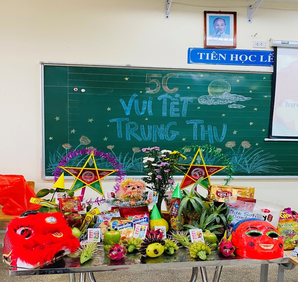 Vui Tết Trung Thu cùng cô và trò khối 5 trường Tiểu học Thủ Lệ