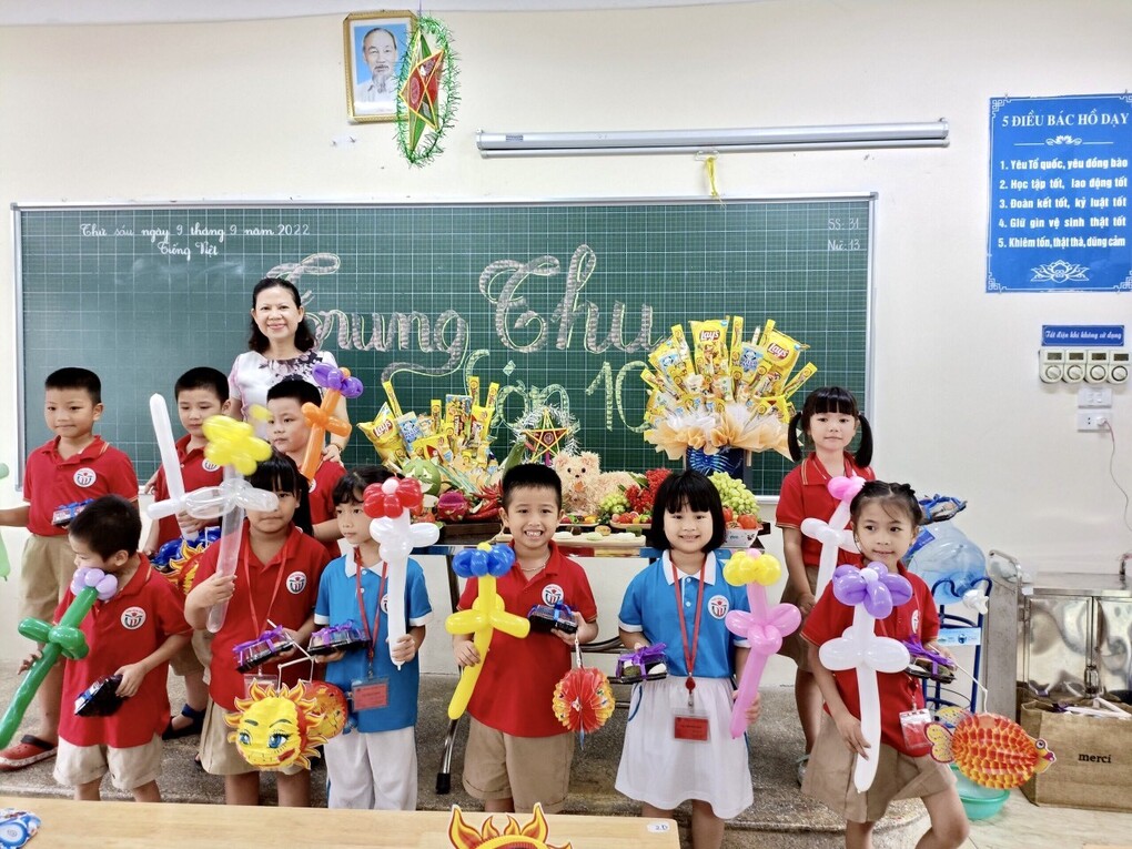 Lớp 1C trường Tiểu học Thủ Lệ vui đón Tết Trung thu