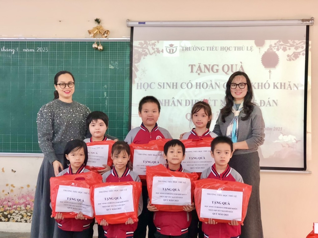 Trường Tiểu học Thủ Lệ tặng quà học sinh có hoàn cảnh khó khăn nhân dịp Tết nguyên đán Qúy Mão 2023.