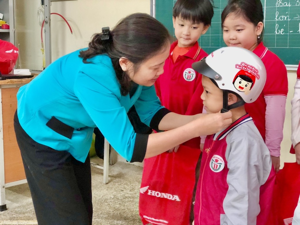 Hơn 200 chiếc mũ bảo hiểm đã được trao đến tay học sinh khối 1, 2.