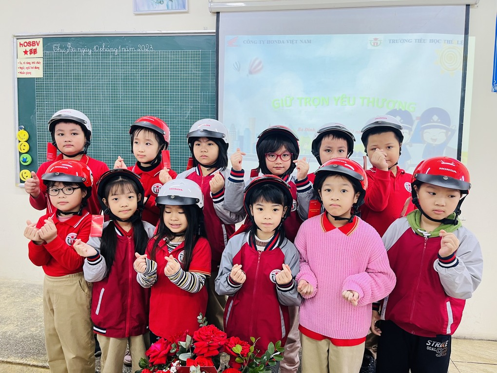 Trao tặng mũ bảo hiểm cho học sinh lớp 2 tại trường Tiểu học Thủ Lệ  Năm học 2022 – 2023