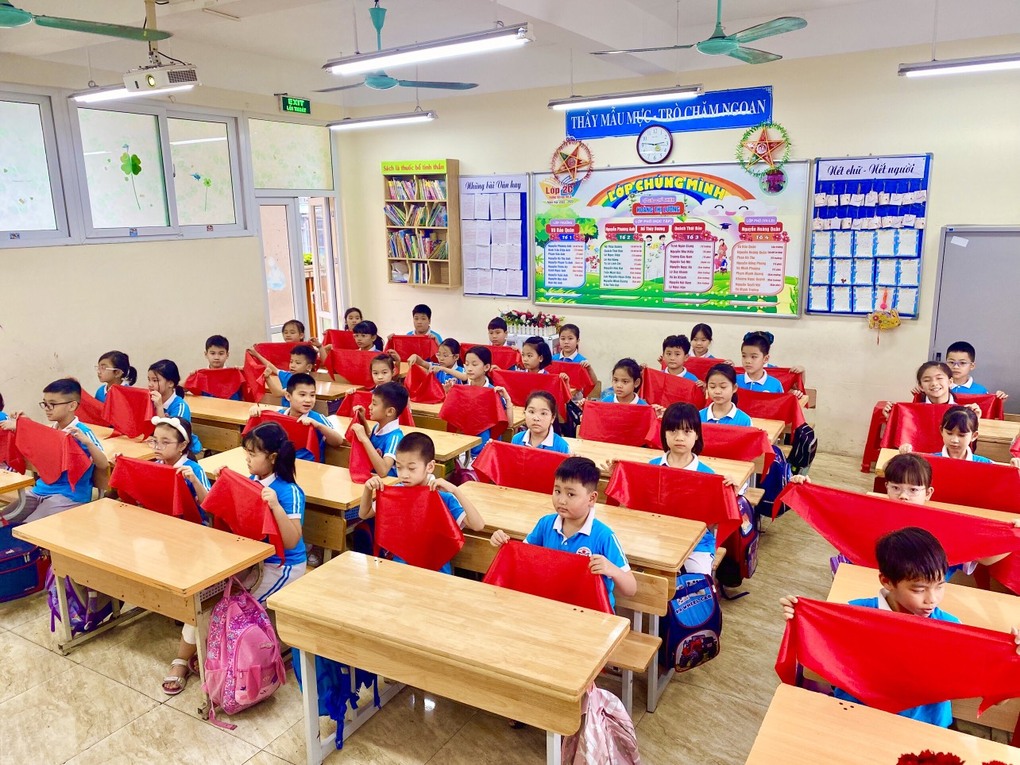 Liên đội trường Tiểu học Thủ Lệ tổ chức Lễ kết nạp Đội cho học sinh khối 3.