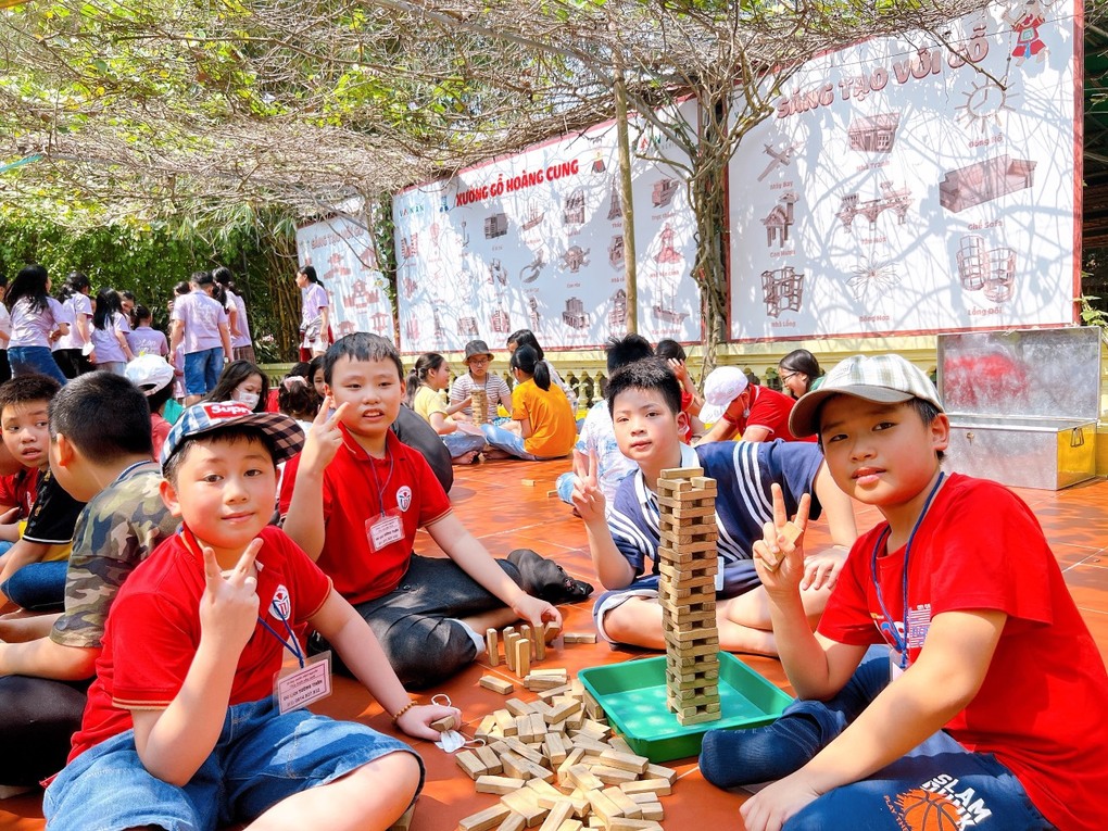 Học sinh trường Tiểu học Thủ Lệ hào hứng trong chuyến dã ngoại tại trang trại giáo dục Vạn An.