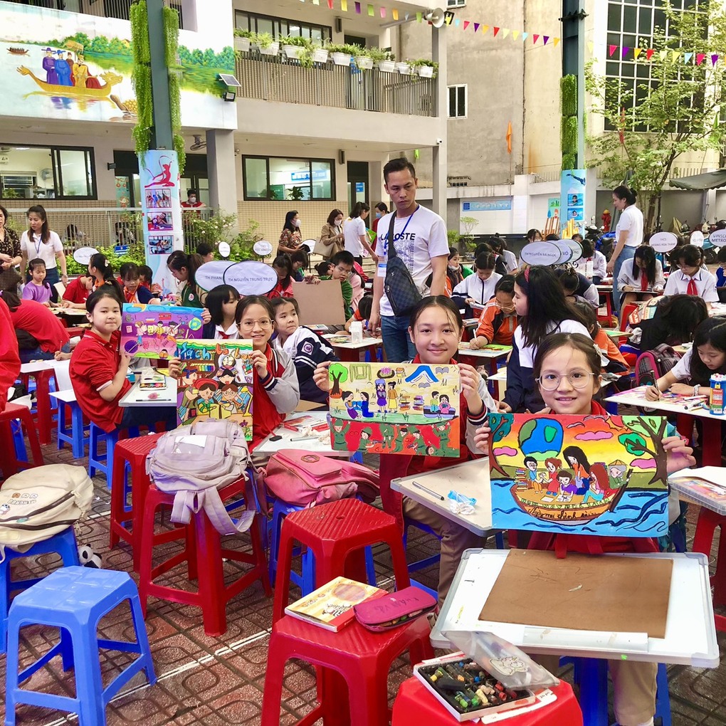 Học sinh trường Tiểu học Thủ Lệ hào hứng tham gia cuộc thi vẽ tranh Hưởng ứng Ngày Sách và Văn hóa Đọc Việt Nam quận Ba Đình.