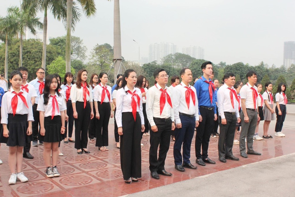 Giáo viên Tổng phụ trách trường Tiểu học Thủ Lệ vinh dự được tham gia cùng đoàn đại biểu Thành đoàn Hà Nội, Trường Lê Duẩn tổ chức lễ dâng hương tưởng nhớ đồng chí cố Tổng Bí thư Lê Duẩn.