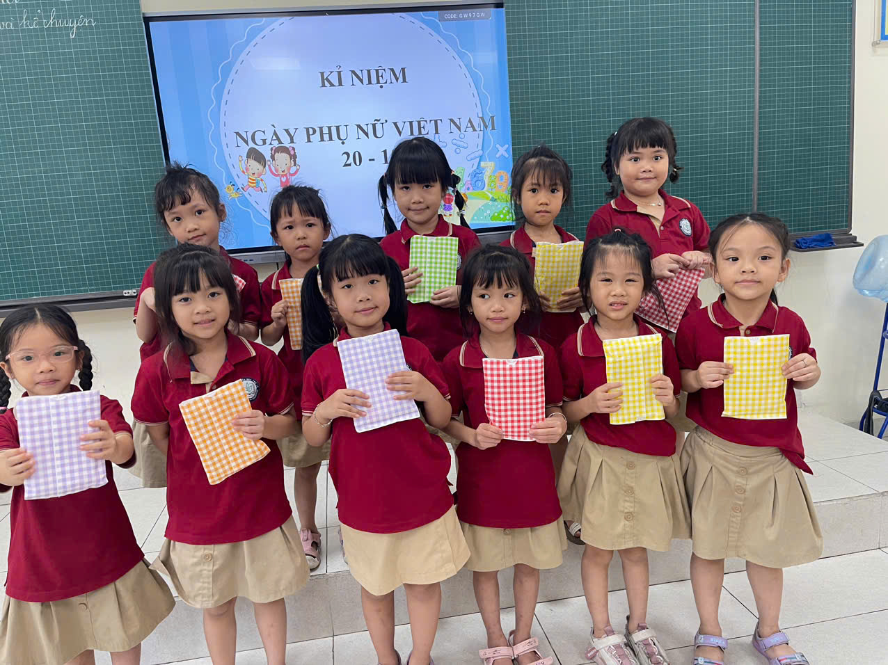 Tập thể lớp 1D chào đón ngày Phụ nữ Việt Nam 20/10