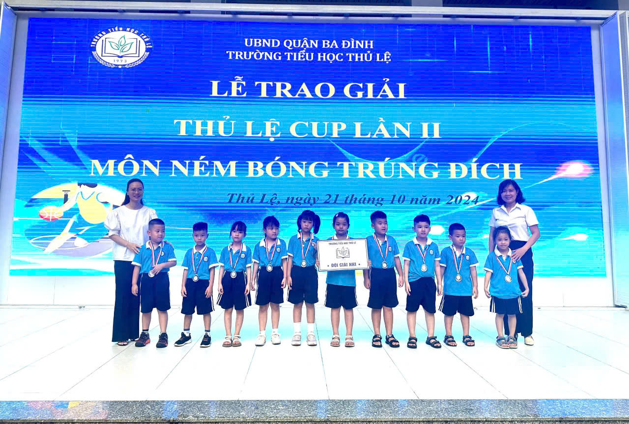 Các con học sinh lớp 1B hào hứng, sôi nổi tham gia “Giải Thủ Lệ Cup lần II môn Ném bóng trúng đích” năm học 2024-2025