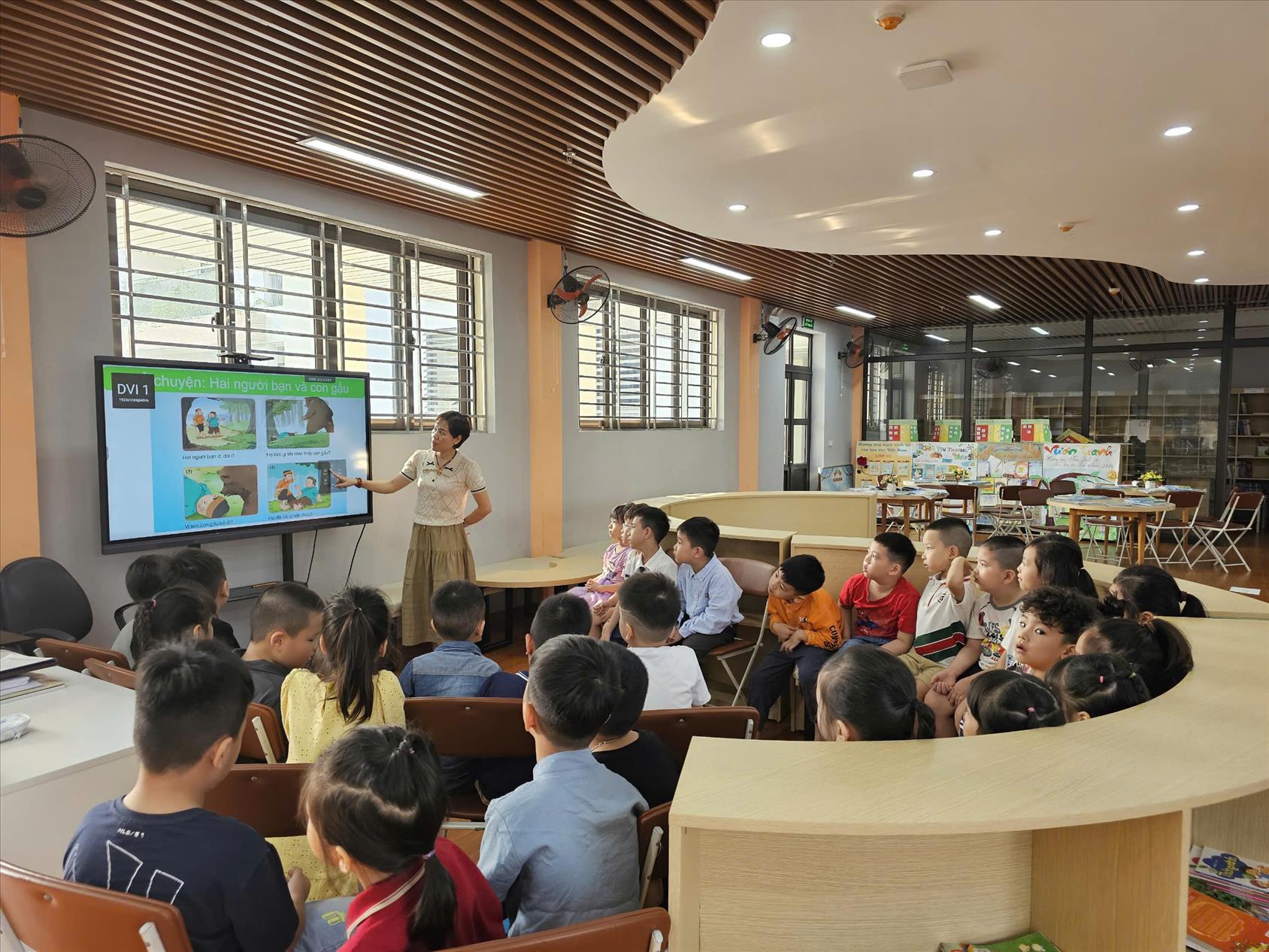 Những trải nghiệm thú vị của học sinh lớp Một với tiết đọc sách trên thư viện