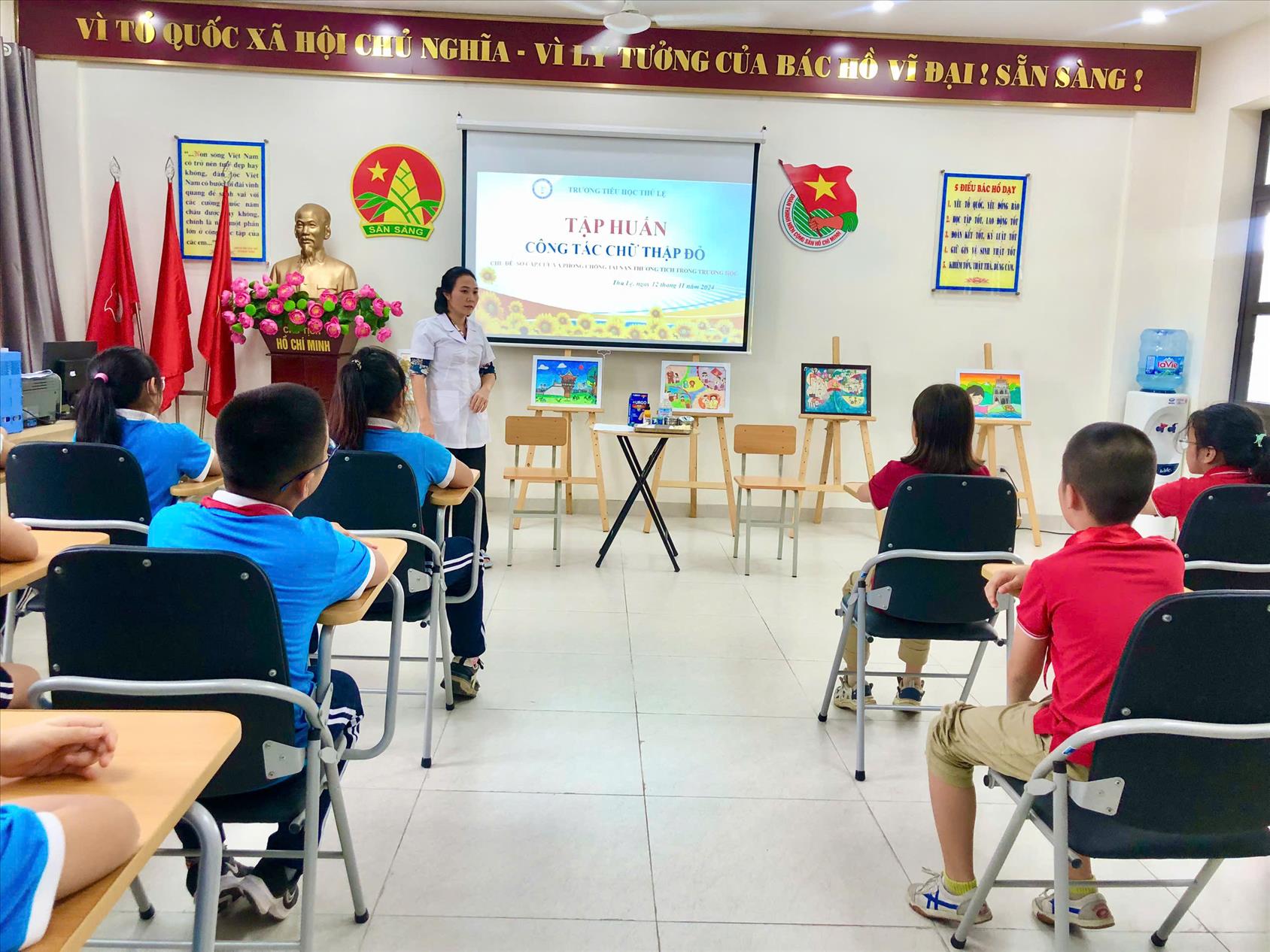 Tập huấn cho học sinh trong đội chữ thập đỏ của trường năm học 2024 - 2025