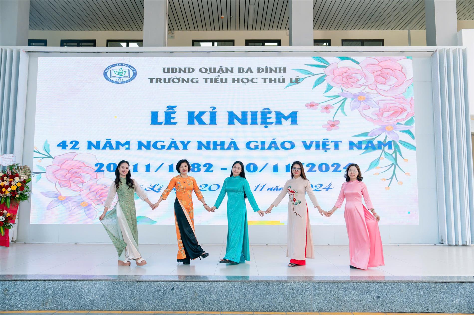 Khối 2 trường Tiểu học Thủ Lệ sôi nổi chào mừng Ngày Nhà giáo Việt Nam 20/11.