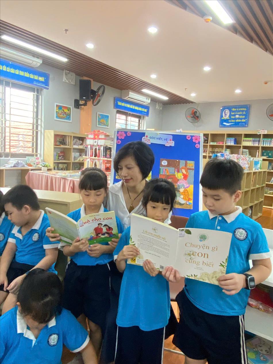 Tiết học thư viện khơi gợi và lan tỏa niềm đam mê đọc sách của học sinh khối 2 trường Tiểu học Thủ Lệ.