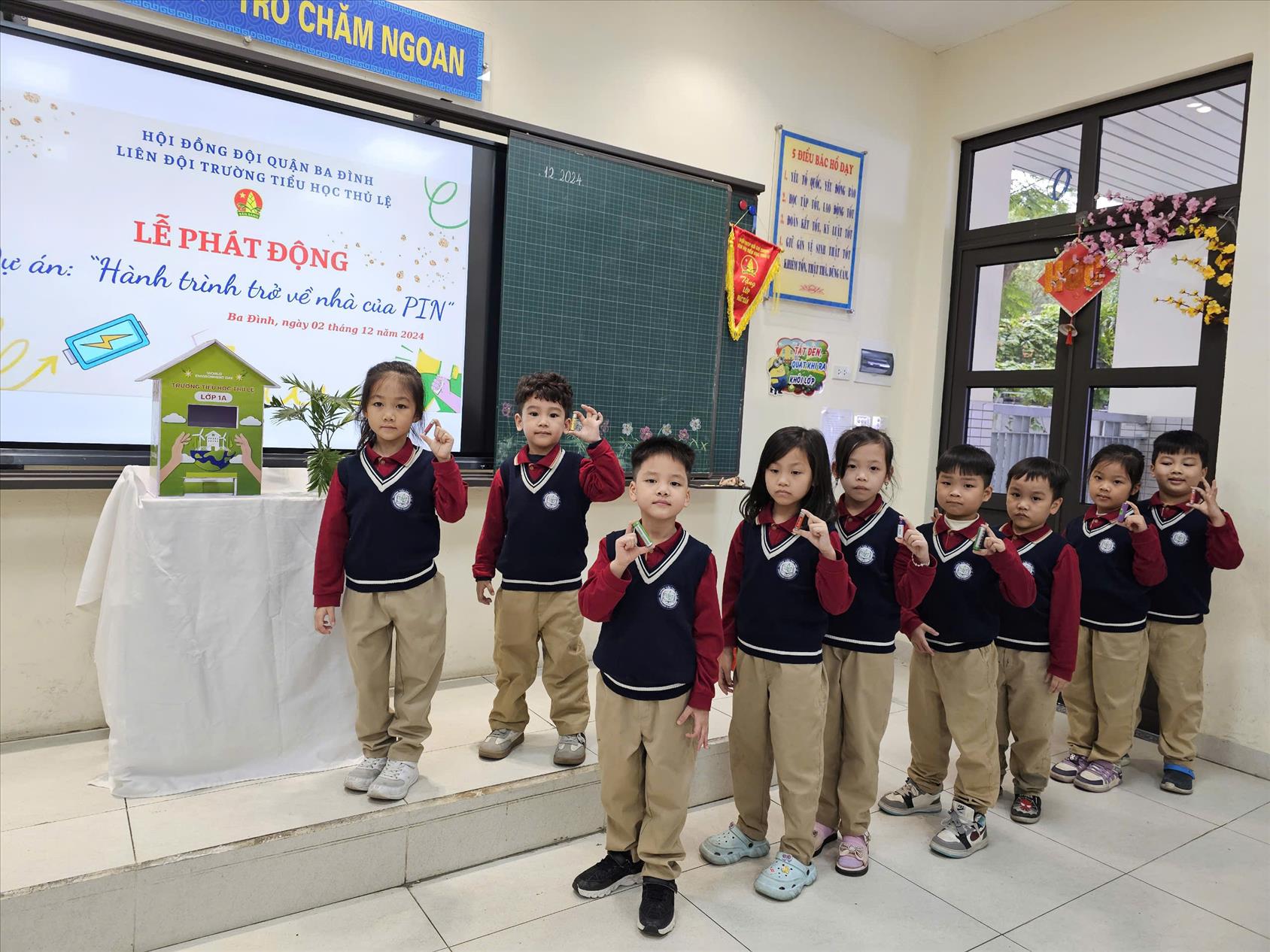 Các bạn học sinh lớp 1A Trường Tiểu học Thủ Lệ hào hứng với việc xây dựng dự án “ Ngôi nhà pin” của lớp mình.