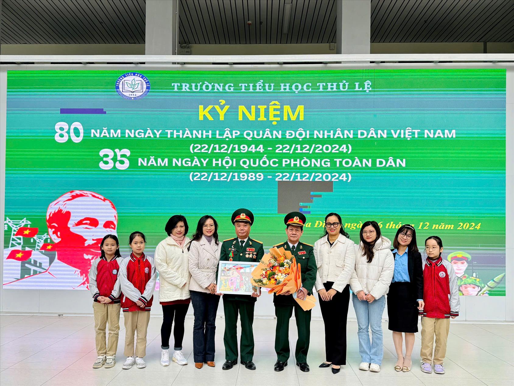 Trường Tiểu học Thủ Lệ tổ chức chương trình Kỷ niệm 80 năm ngày Thành lập quân đội Nhân dân Việt Nam và 35 năm Ngày hội Quốc phòng toàn dân (22/12).