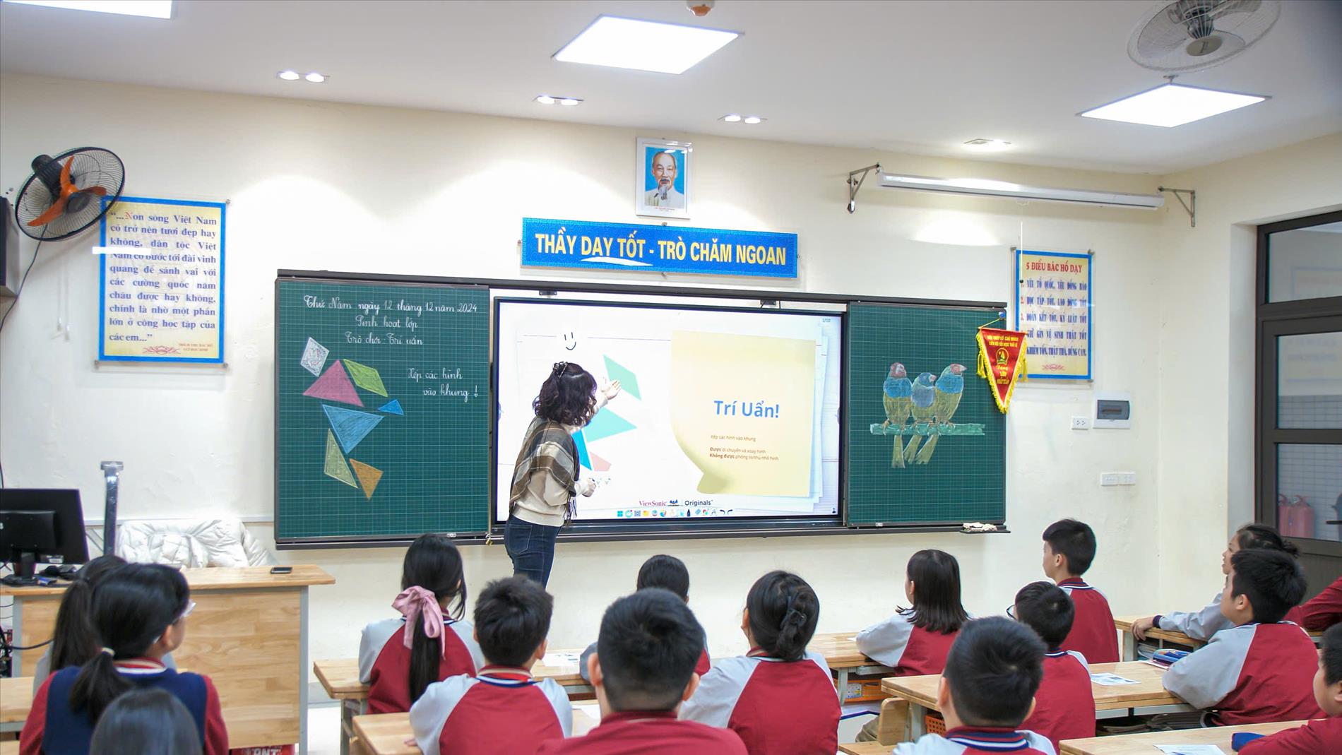 Học sinh lớp 5A hào hứng sử dụng màn hình tương tác thông minh