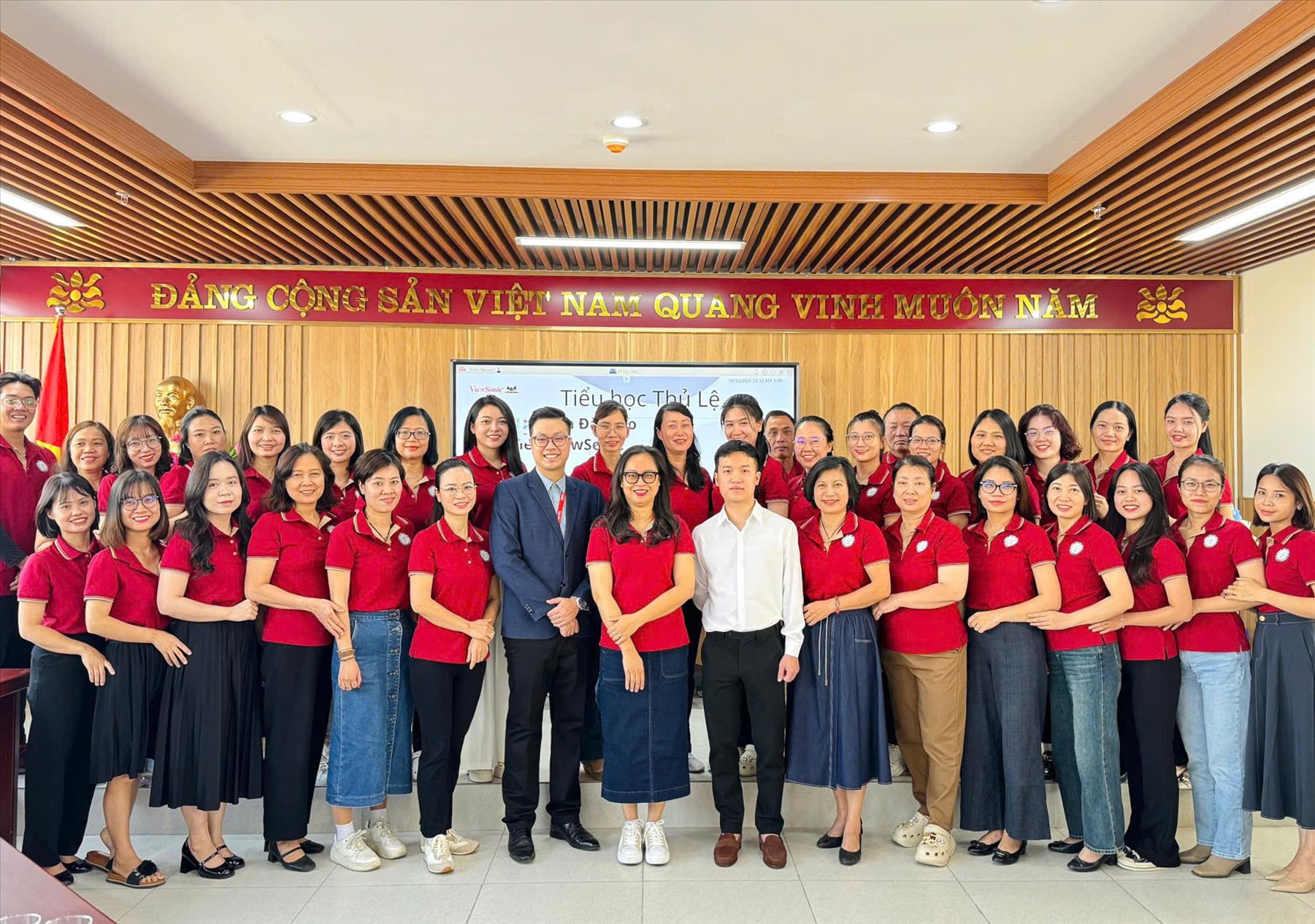 Tập thể cán bộ - giáo viên – nhân viên trường Tiểu học Thủ Lệ tham gia buổi tập huấn sử dụng màn hình tương tác thông minh