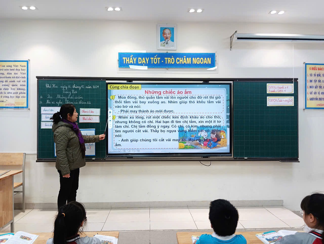 Cô và trò Khối 3 phấn khởi khi được học tập trong “Trường học Thông minh”