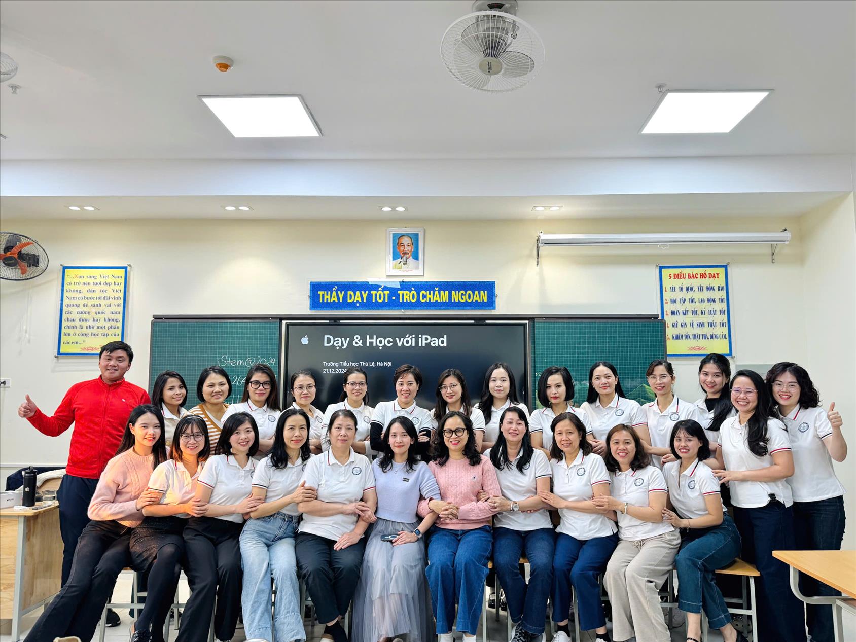 Giáo viên trường Tiểu học Thủ Lệ tham gia buổi tập huấn "Dạy và học với iPad" cùng chuyên gia phát triển chuyên môn của Apple