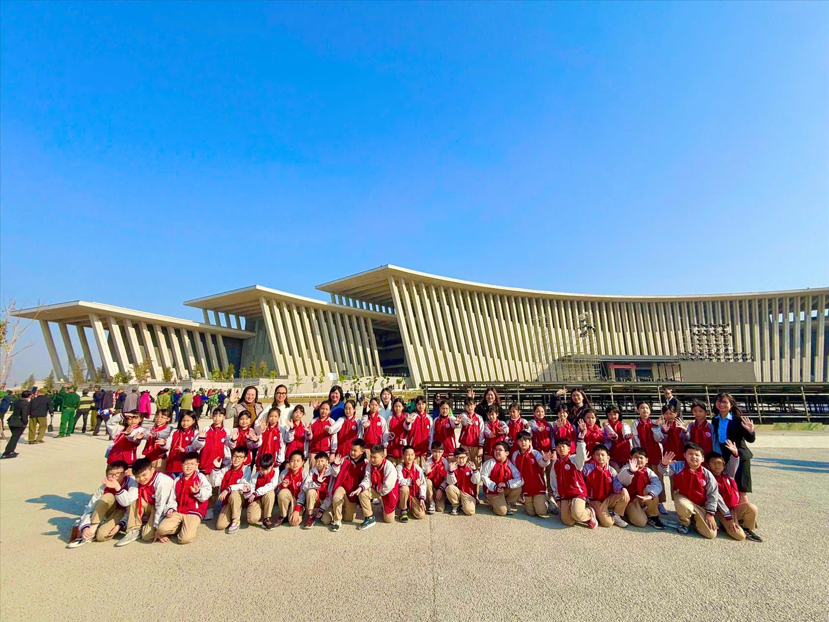 “Dấu ấn tháng 12” – Hành trình tới thăm Địa chỉ đỏ tại Bảo tàng Quân sự Việt Nam của Liên đội trường Tiểu học Thủ Lệ.