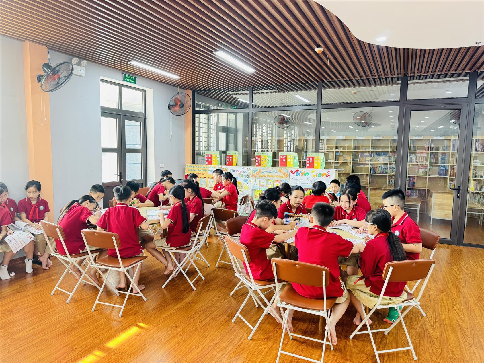 Học sinh khối 5 hào hứng với tiết đọc sách thư viện