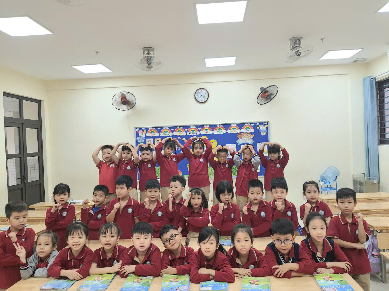 Các con học sinh lớp 1B  Trường Tiểu học Thủ Lệ hào hứng tham gia sân chơi Trạng Nguyên Tiếng Việt năm học 2024 - 2025