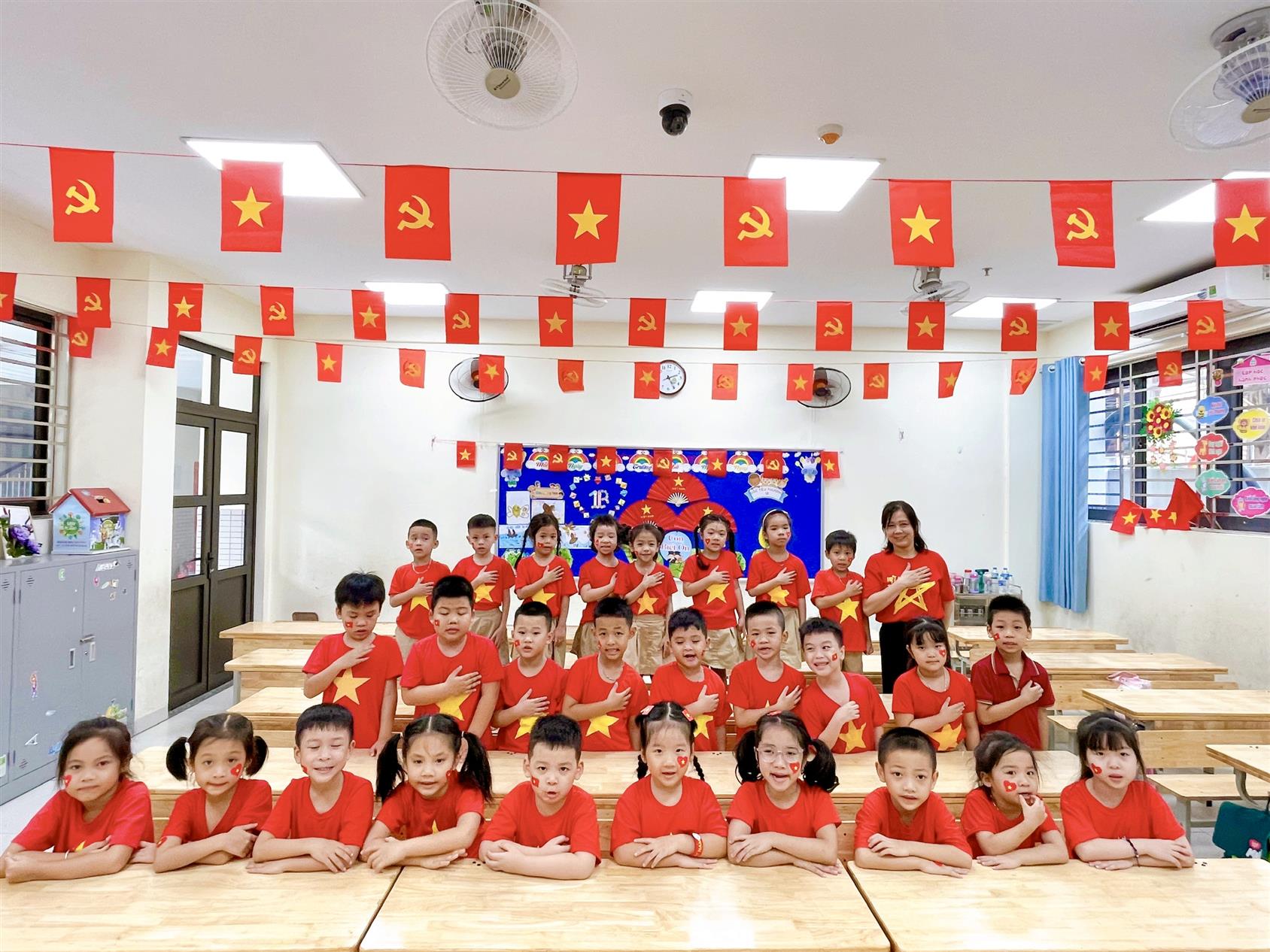 Các hoạt động sôi nổi, ý nghĩa hướng về ngày Quốc khánh 2/9 của các con học sinh lớp 1B trường Tiểu học Thủ Lệ.