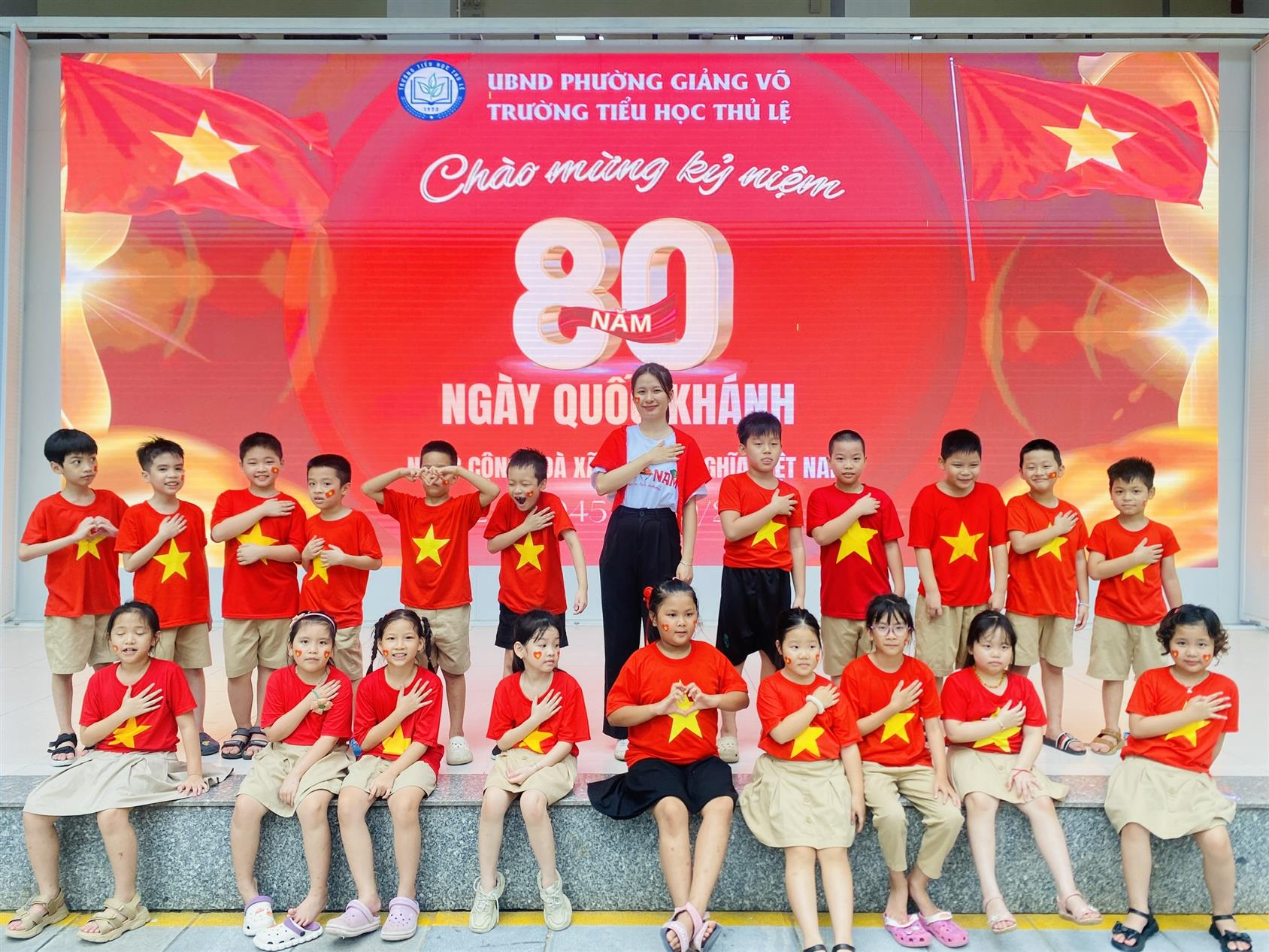 HỌC SINH LỚP 3B HƯỞNG ỨNG TUẦN LỄ CHÀO MỪNG KỶ NIỆM 80 NĂM QUỐC KHÁNH 2/9