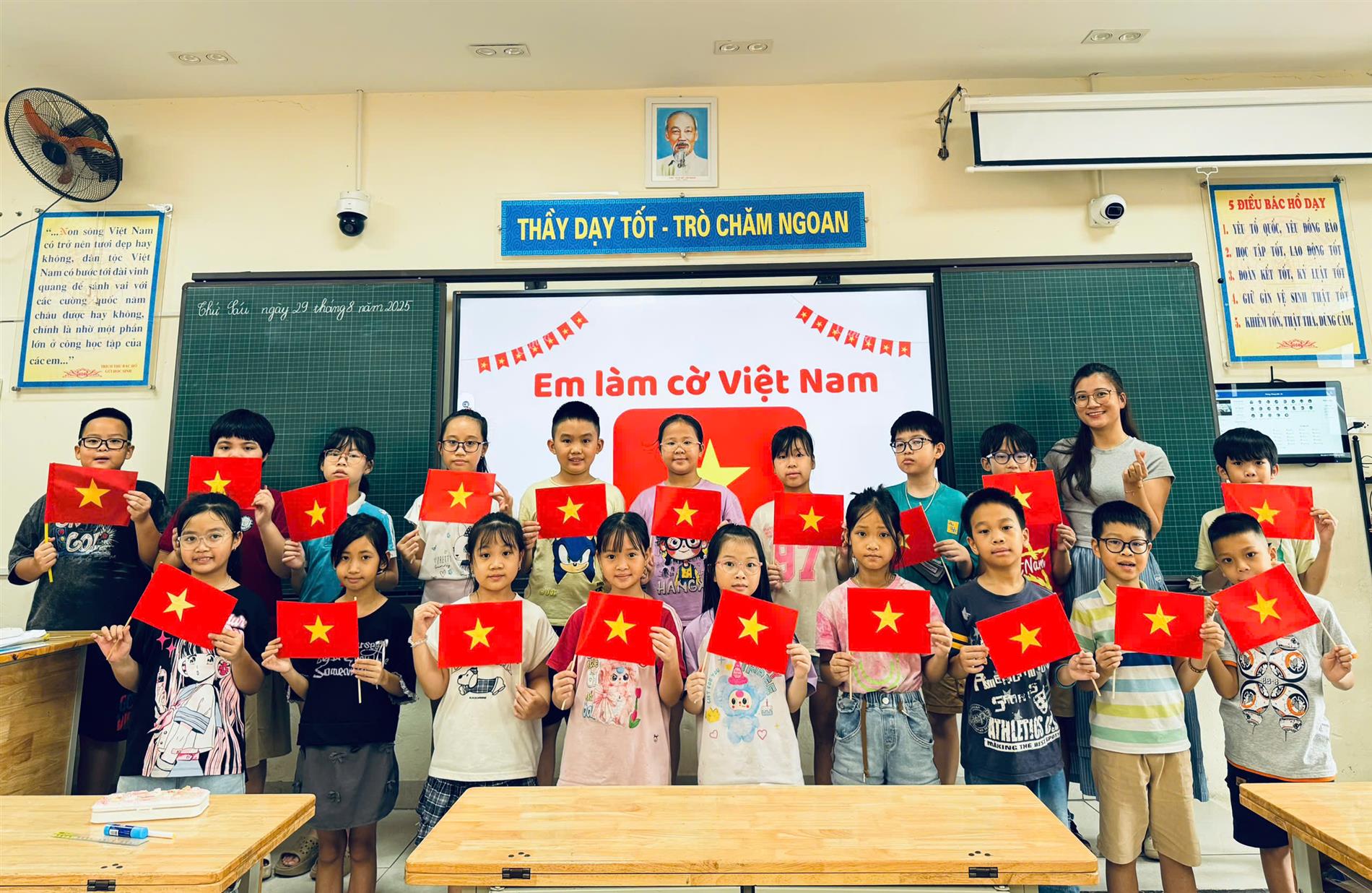 Học sinh lớp 4A náo nức tham gia các hoạt động chào mừng 80 năm ngày Quốc khánh 2/9