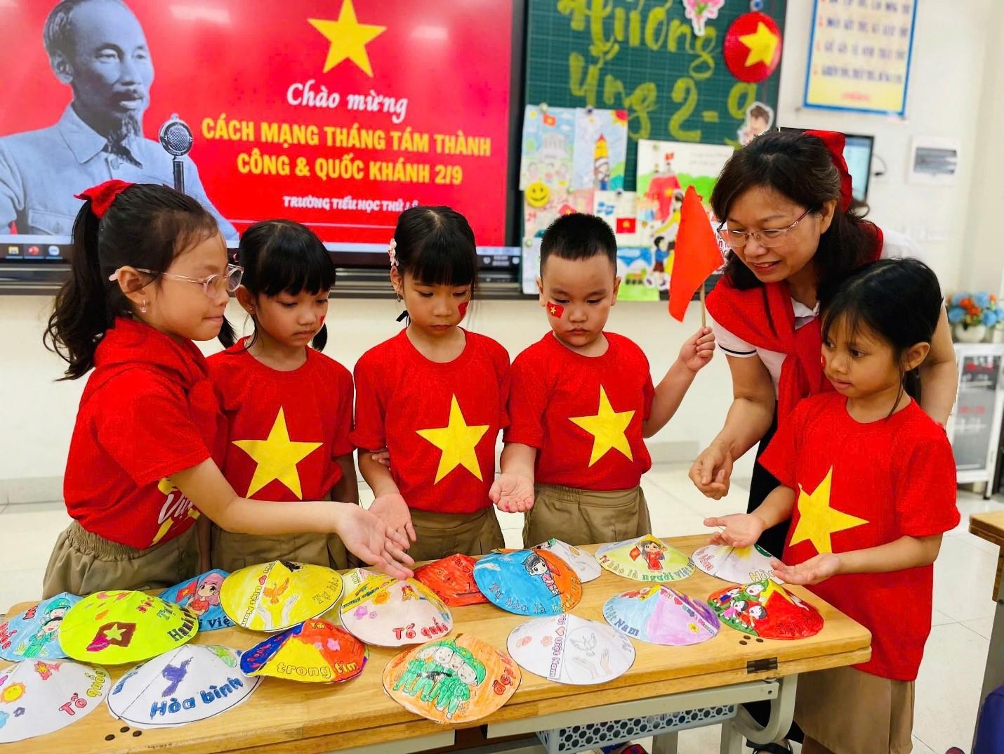 Từ lớp học nhỏ, em học yêu nước - Học sinh khối 2 rộn ràng mừng Quốc Khánh 2/9