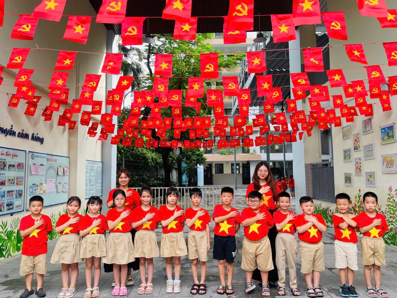 Học sinh lớp 2C cùng niềm tự hào trong chuỗi hoạt động chào mừng Quốc Khánh 2/9