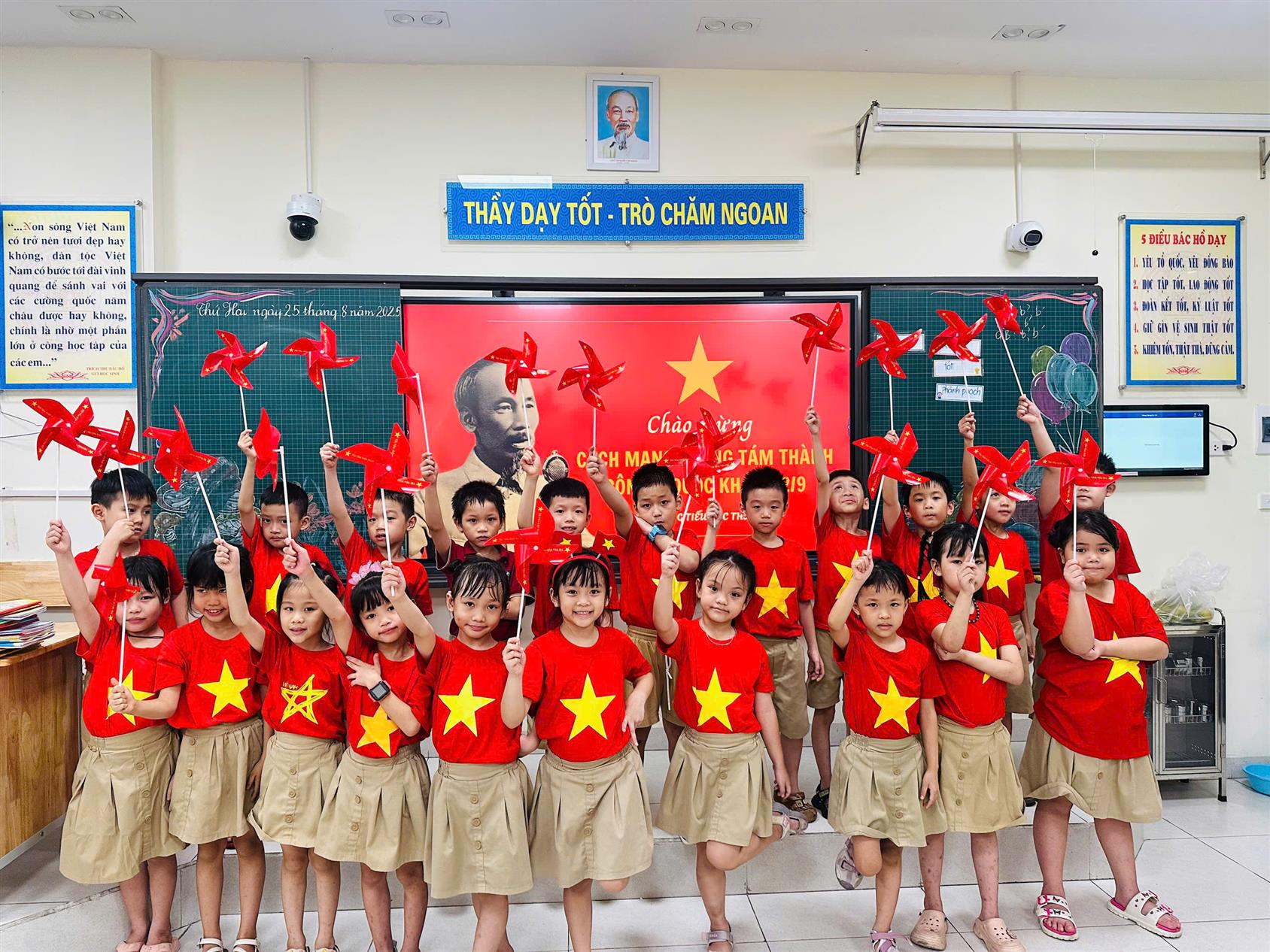 HỌC SINH LỚP 2D TRƯỜNG TIỂU HỌC THỦ LỆ TƯNG BỪNG TỔ CHỨC HOẠT ĐỘNG CHÀO MỪNG QUỐC KHÁNH 2/9